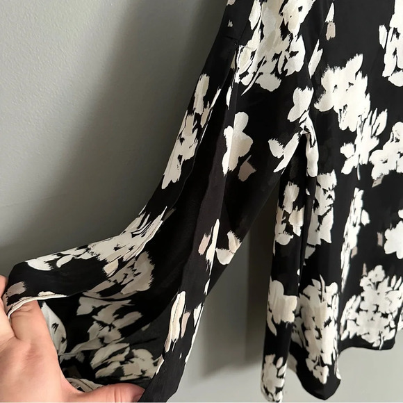 Maurices Black and Cream Flower Blouse with keyhole back. XS - Picture 4 of 9